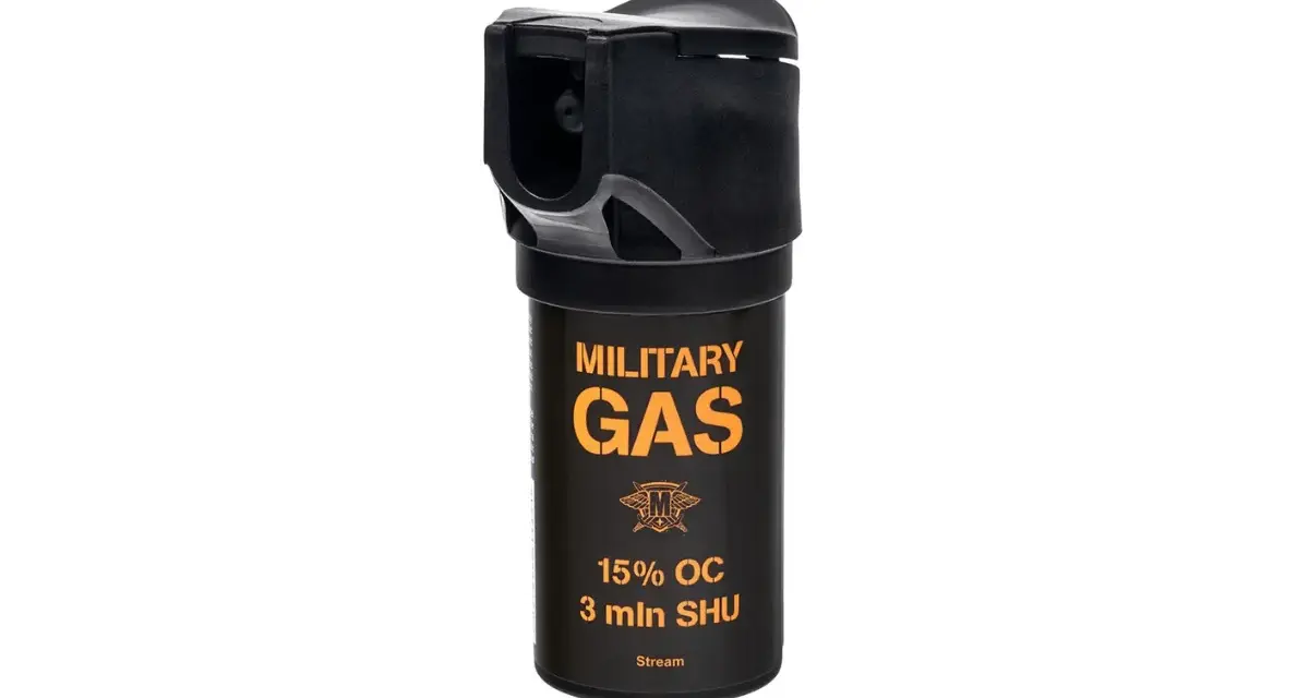 Czarny gaz pieprzowy "MILITARY GAS" z pomarańczowym napisem, na białym tle.