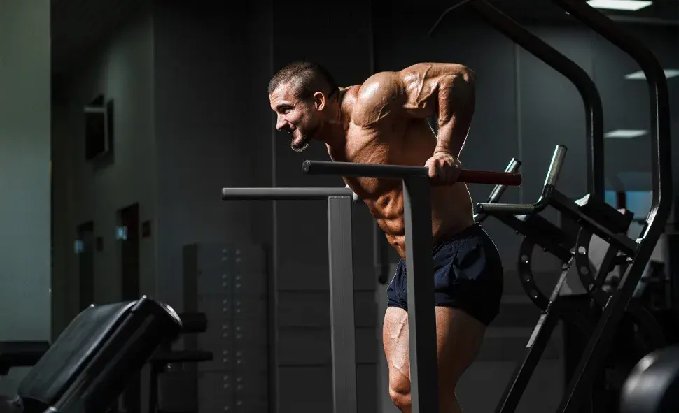 Triceps: Ile ćwiczeń i serii tygodniowo? Plan dla każdego!