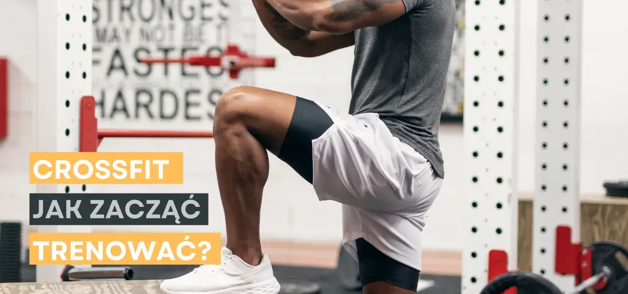 Mężczyzna w stroju sportowym wykonuje ćwiczenie w siłowni CrossFit.