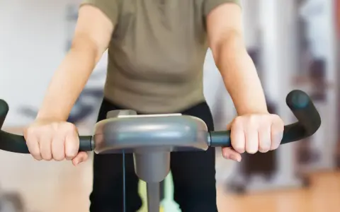 Ile kalorii spala CrossFit? Ekspert radzi, jak schudnąć
