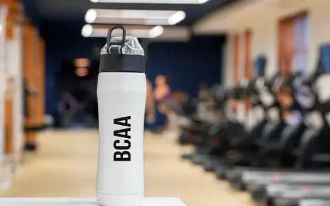 BCAA przed czy po treningu? Ekspert radzi, jak zoptymalizować!