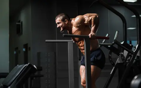 Triceps: Ile ćwiczeń i serii tygodniowo? Plan dla każdego!