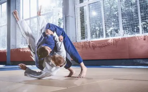 Jak wybrać sport walki na start? Kompletny przewodnik dla początkujących