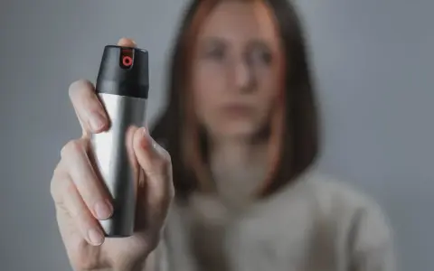 Gaz pieprzowy DIY: Czy warto ryzykować? Przepis i prawo