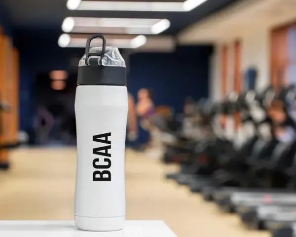 BCAA przed czy po treningu? Ekspert radzi, jak zoptymalizować!