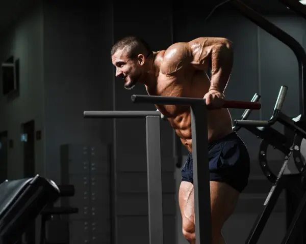 Triceps: Ile ćwiczeń i serii tygodniowo? Plan dla każdego!