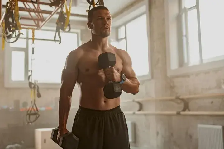Gainer przed czy po treningu? Najlepszy czas na wzrost mięśni.