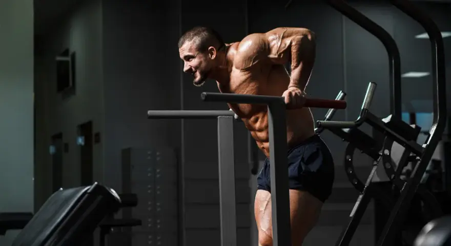 Triceps: Ile ćwiczeń i serii tygodniowo? Plan dla każdego!