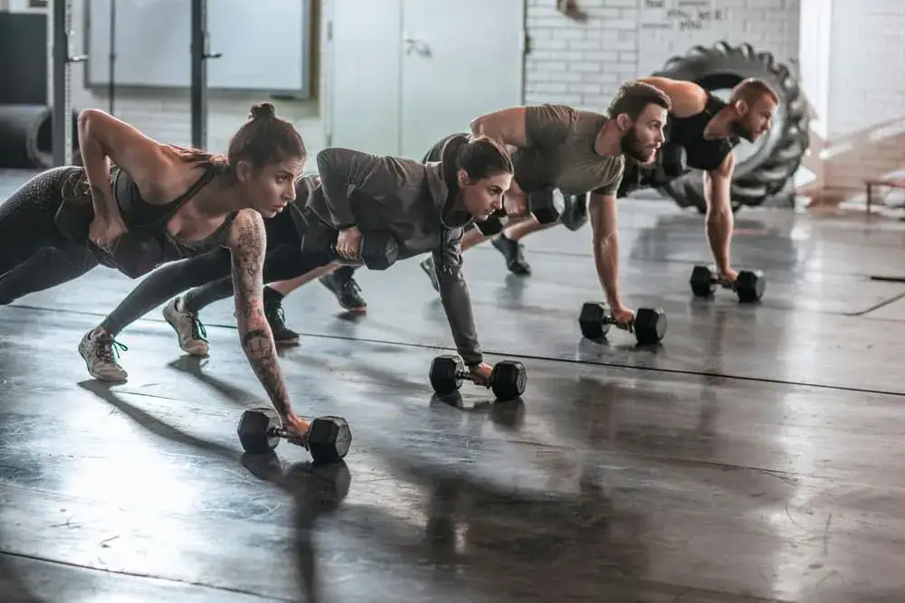 osoba planująca treningi crossfit i siłownia