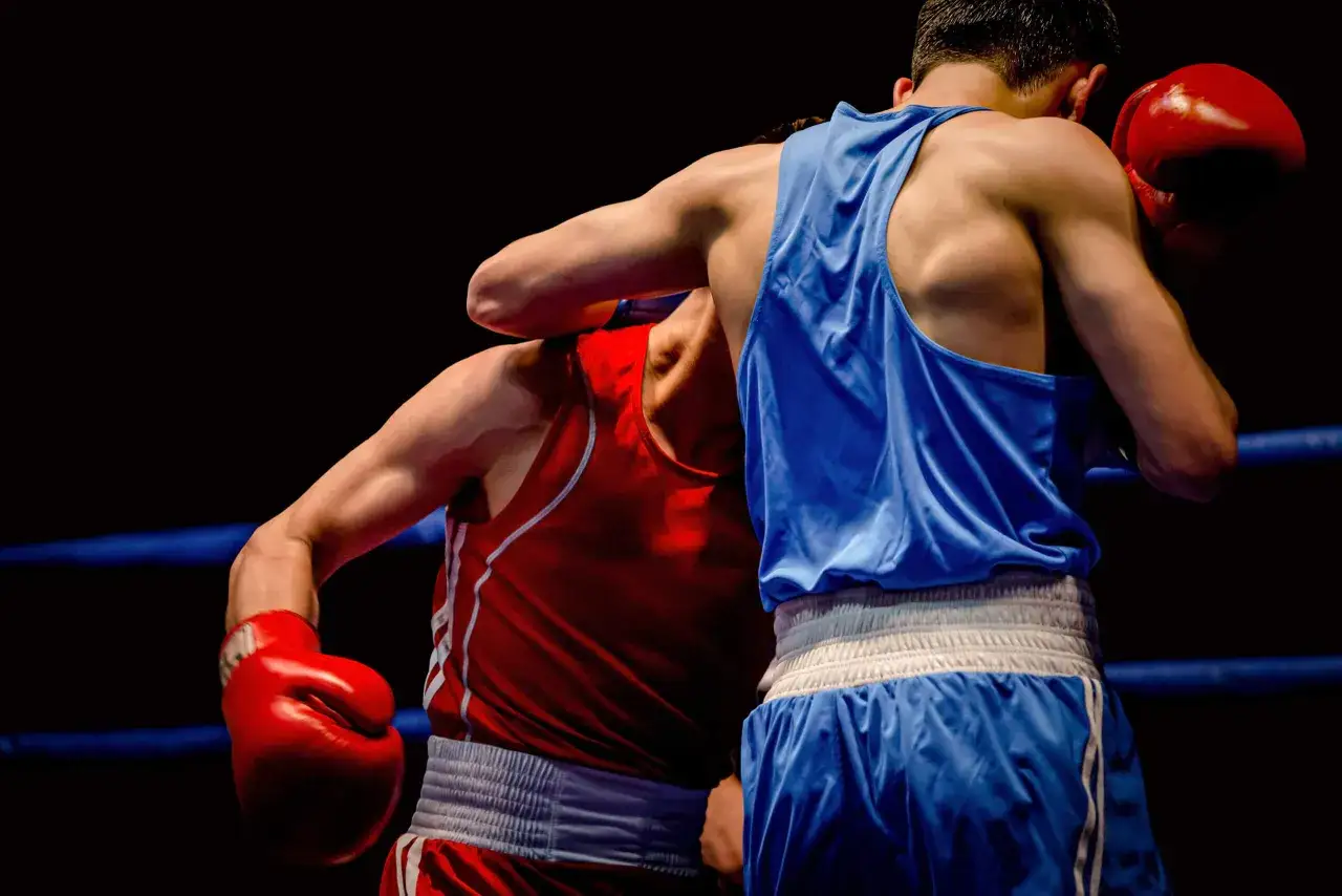 Boks zawodowy vs amatorski zasady rundy porównanie