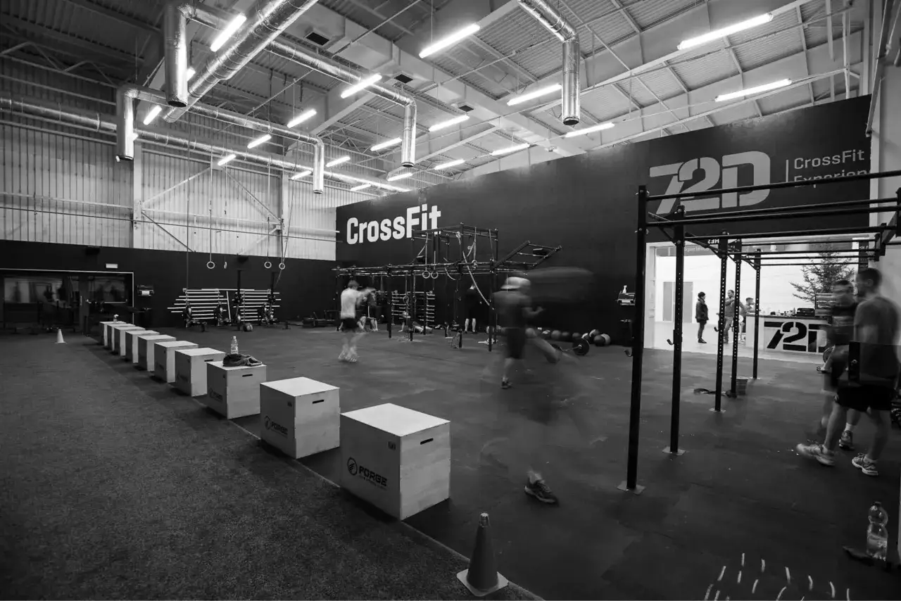 wnętrze boxa CrossFit, sprzęt do CrossFitu, trener CrossFit