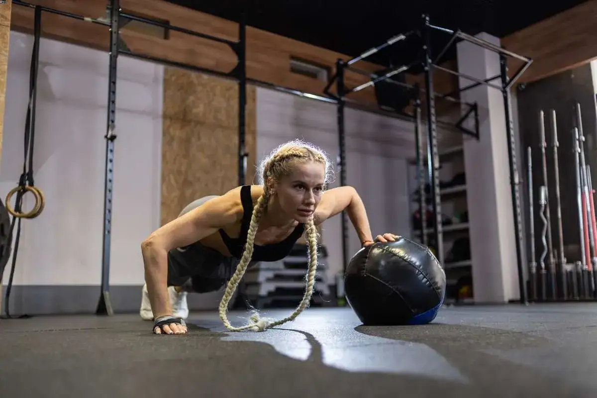 Trening CrossFit rozgrzewka i ćwiczenia techniczne