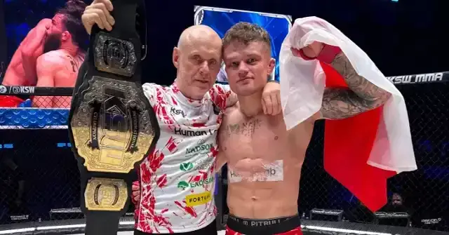 zawodnik wagi piórkowej na wadze lub w ringu