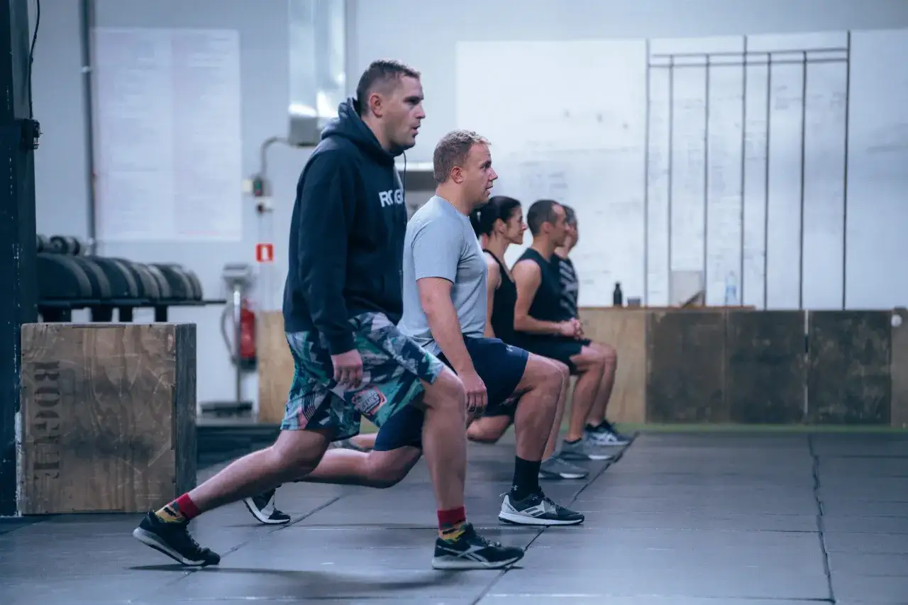 ludzie uczący się podstawowych ruchów CrossFit, kurs On-Ramp, trening początkujących CrossFit