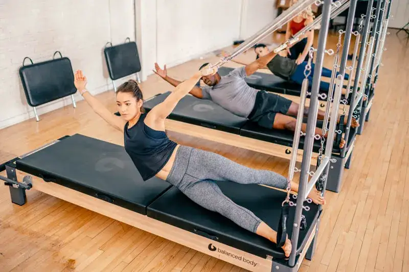 pilates na macie vs reformer