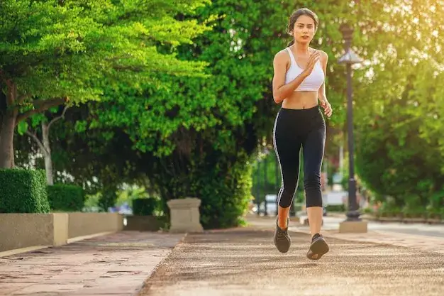 kobieta biegnąca na świeżym powietrzu, trening cardio